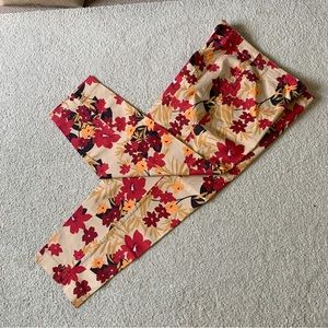 Susan Bristol Sz. 10, Ankle Length Capri. Red, orange, gold floral on khaki.